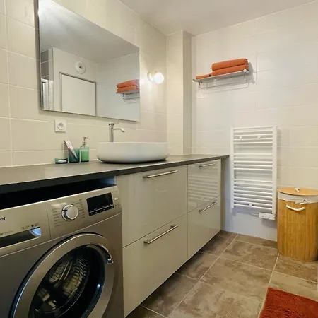 Charmant T2 Neuf Au Lavandou, Proche Plages Et Centre, 4 Couchages, Parking, Clim, Terrasse - Fr-1-677-33 * Le Lavandou